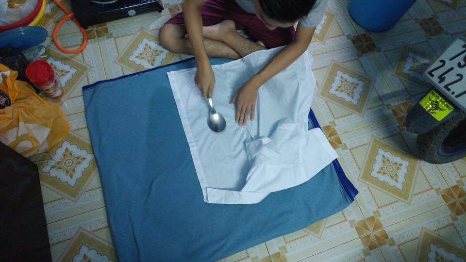 Không có bàn là phải dùng muôi là áo, anh chàng ngã ngửa khi được bày cách lầy lội hơn