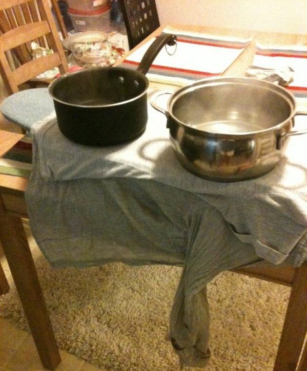 Không có bàn là phải dùng muôi là áo, anh chàng ngã ngửa khi được bày cách lầy lội hơn