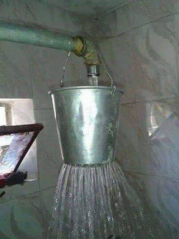 Không có bàn là phải dùng muôi là áo, anh chàng ngã ngửa khi được bày cách lầy lội hơn