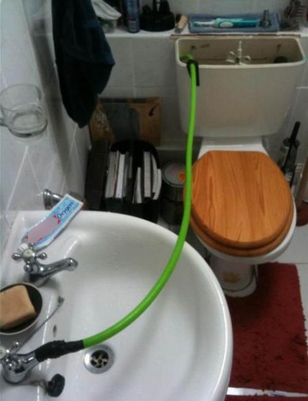 Không có bàn là phải dùng muôi là áo, anh chàng ngã ngửa khi được bày cách lầy lội hơn