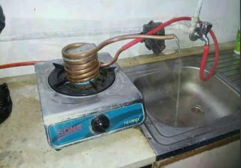 Không có bàn là phải dùng muôi là áo, anh chàng ngã ngửa khi được bày cách lầy lội hơn