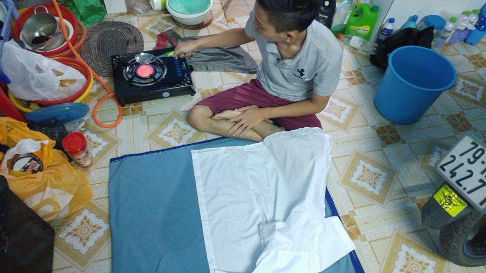 Không có bàn là phải dùng muôi là áo, anh chàng ngã ngửa khi được bày cách lầy lội hơn