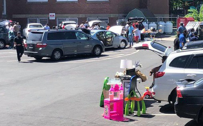 Hai chính phủ choảng nhau, hàng nghìn du học sinh cuống cuồng bán nhà, bán xe để về nước