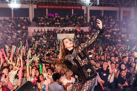 Hồ Ngọc Hà bật khóc trước 3000 fan hâm mộ chia sẻ đã từng định nghỉ hát