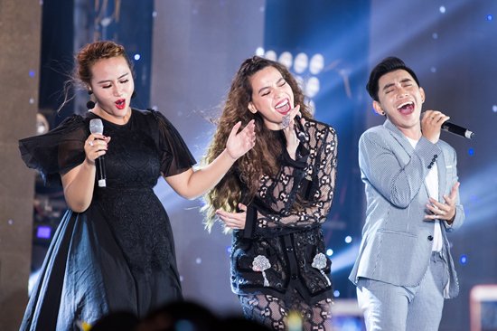 Hồ Ngọc Hà bật khóc trước 3000 fan hâm mộ chia sẻ đã từng định nghỉ hát