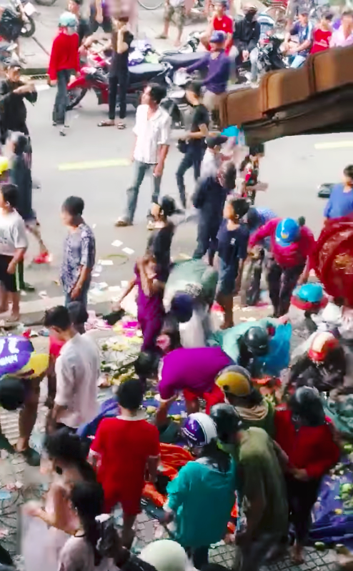 Cô hồn sống hỗn chiến kinh hoàng trên phố, dùng mũ bảo hiểm nện nhau tới tấp để cướp đồ lễ