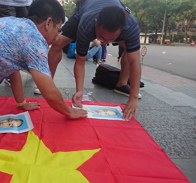 Cổ động viên Việt Nam nhuộm đỏ sân bay đi xem Tứ kết ASIAD