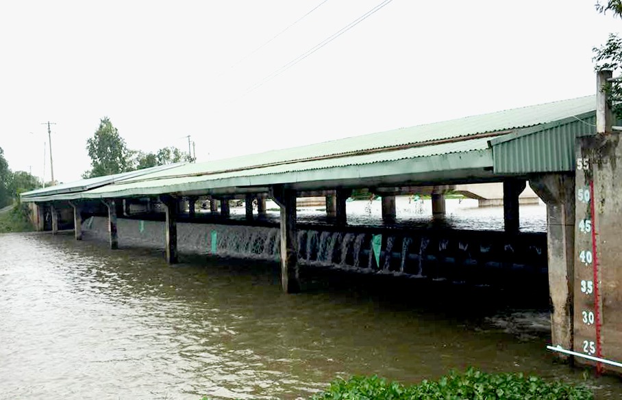 Lũ đầu nguồn lên nhanh, nước đã tràn qua đập tràn Tha La, Trà Sư