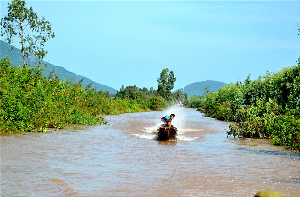 Lũ đầu nguồn lên nhanh, nước đã tràn qua đập tràn Tha La, Trà Sư