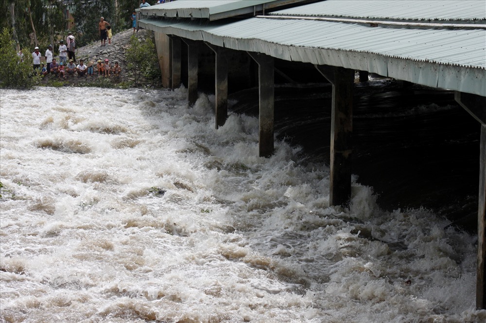 Lũ đầu nguồn lên nhanh, nước đã tràn qua đập tràn Tha La, Trà Sư