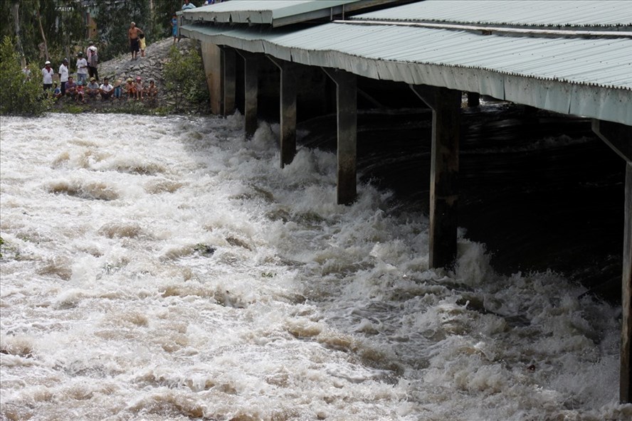 Lũ đầu nguồn lên nhanh, nước đã tràn qua đập tràn Tha La, Trà Sư