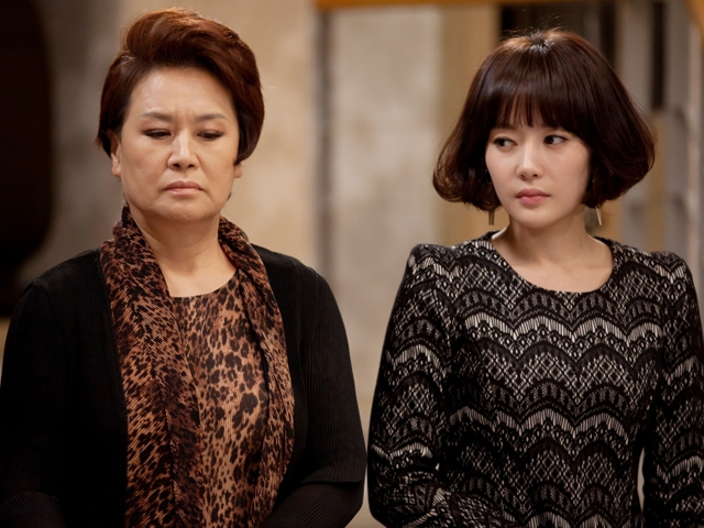 Bị mẹ chồng ép ly dị, lời đáp trả của con dâu khiến bà cứng họng