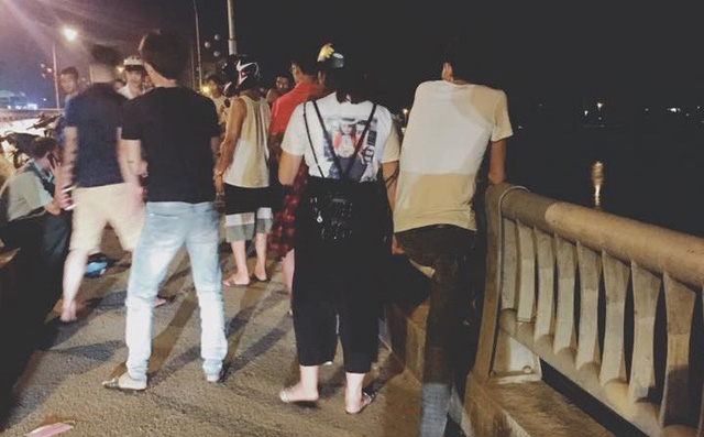 Nam thanh niên gào khóc thảm thiết khi chứng kiến cảnh bạn gái nhảy cầu tự tử