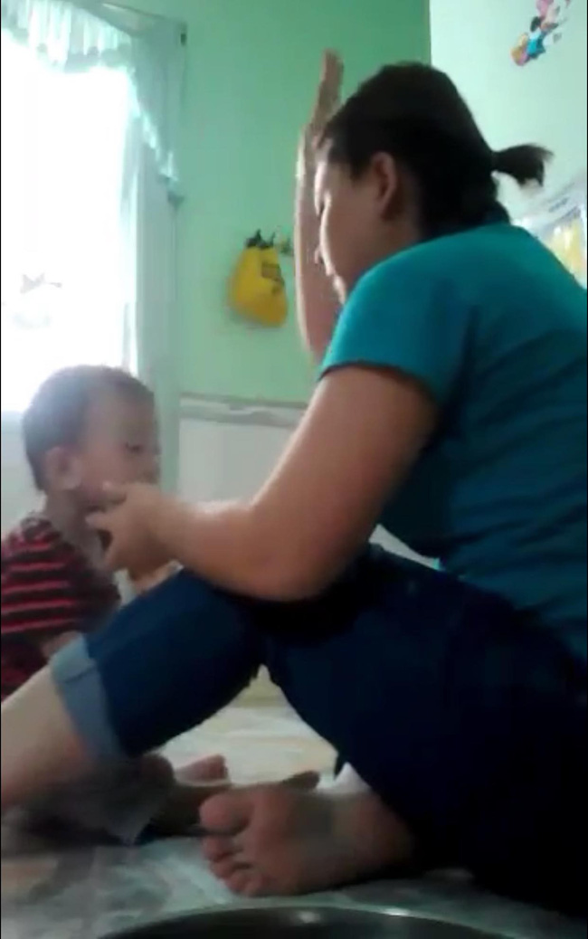 Vụ bảo mẫu tát liên tiếp vào mặt trẻ khi cho ăn: Khởi tố, bắt tạm giam để điều tra