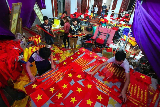 Gần giờ thi đấu Tứ kết ASIAD, cộng đồng mạng nô nức như trẩy hội, khoe đủ cách để cổ vũ đội tuyển Việt Nam