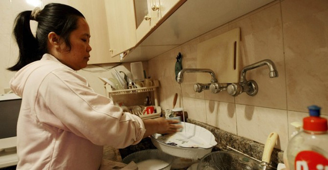 Mẹ trẻ Hà Nội khốn khổ vì osin cả ngày chỉ ngủ và chơi, luộc ngô cháy cả nồi, rau luộc còn nguyên gốc