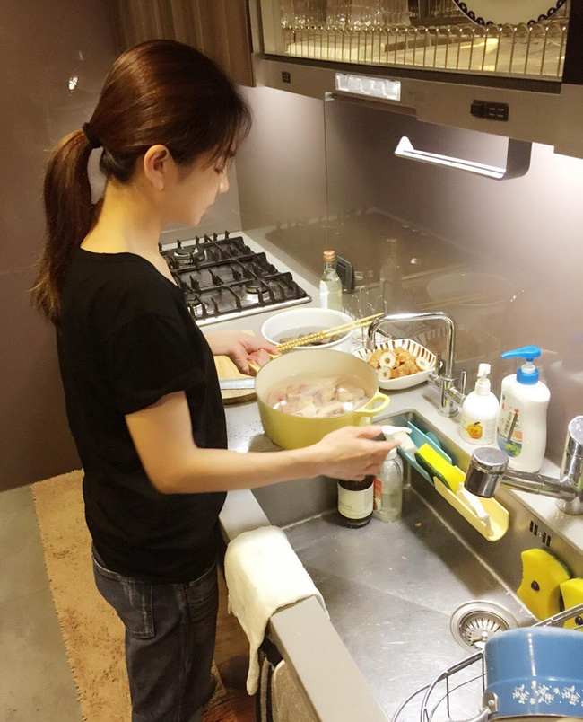 Mẹ trẻ Hà Nội khốn khổ vì osin cả ngày chỉ ngủ và chơi, luộc ngô cháy cả nồi, rau luộc còn nguyên gốc