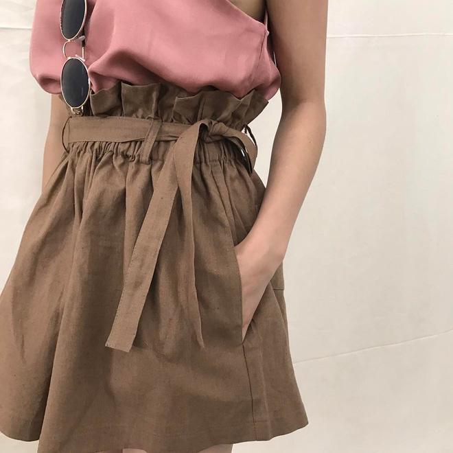 Váy thắt nơ vừa hết hot, chị em lại săn lùng kiểu quần thắt nơ của mẹ để diện thu