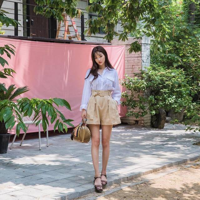 Váy thắt nơ vừa hết hot, chị em lại săn lùng kiểu quần thắt nơ của mẹ để diện thu