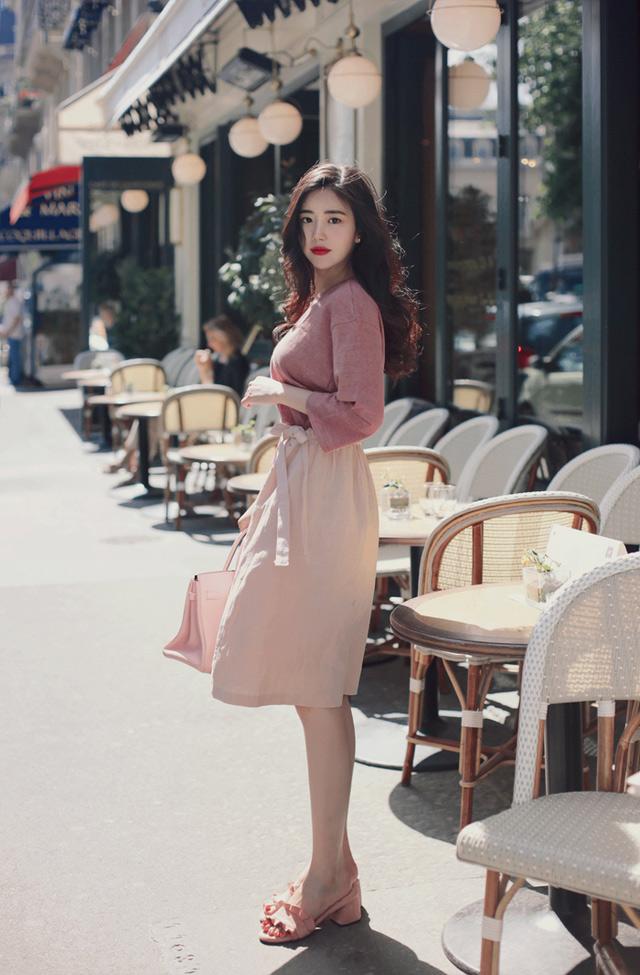 Váy thắt nơ vừa hết hot, chị em lại săn lùng kiểu quần thắt nơ của mẹ để diện thu