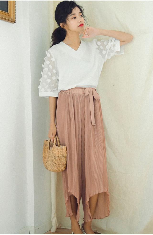 Váy thắt nơ vừa hết hot, chị em lại săn lùng kiểu quần thắt nơ của mẹ để diện thu