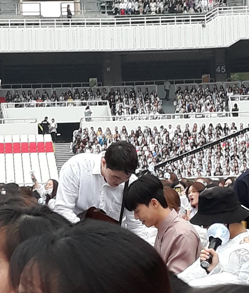 Toàn sao khủng đến xem concert BTS: Park Seo Joon rủ cả dàn diễn viên, Park Bo Gum quẩy quên hình tượng