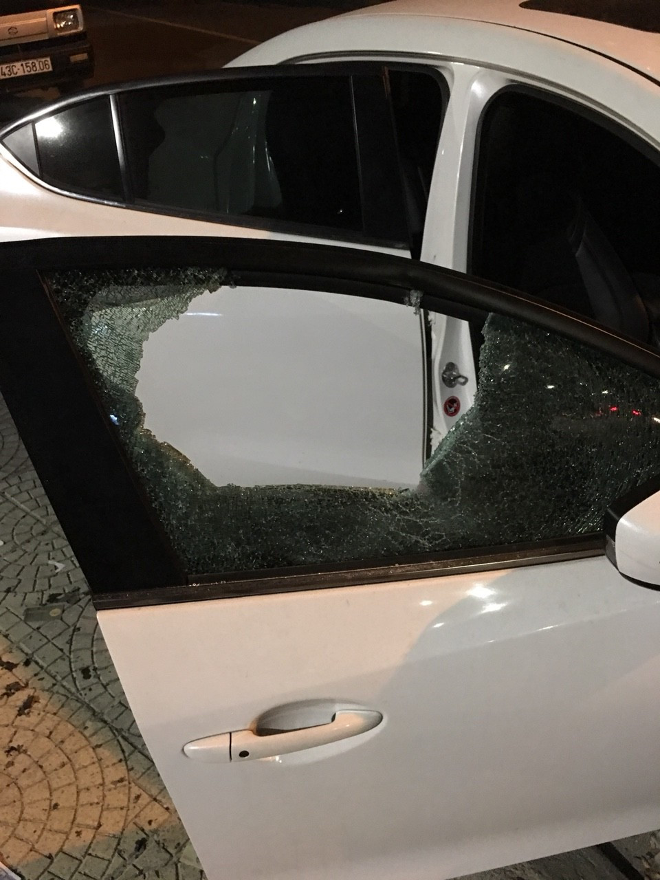 Ngông cuồng cướp xe máy, phá 4 ô tô, dọa nổ bình gas rồi tử thủ