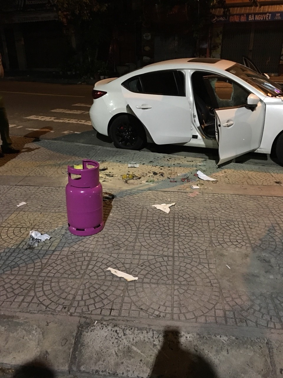 Ngông cuồng cướp xe máy, phá 4 ô tô, dọa nổ bình gas rồi tử thủ