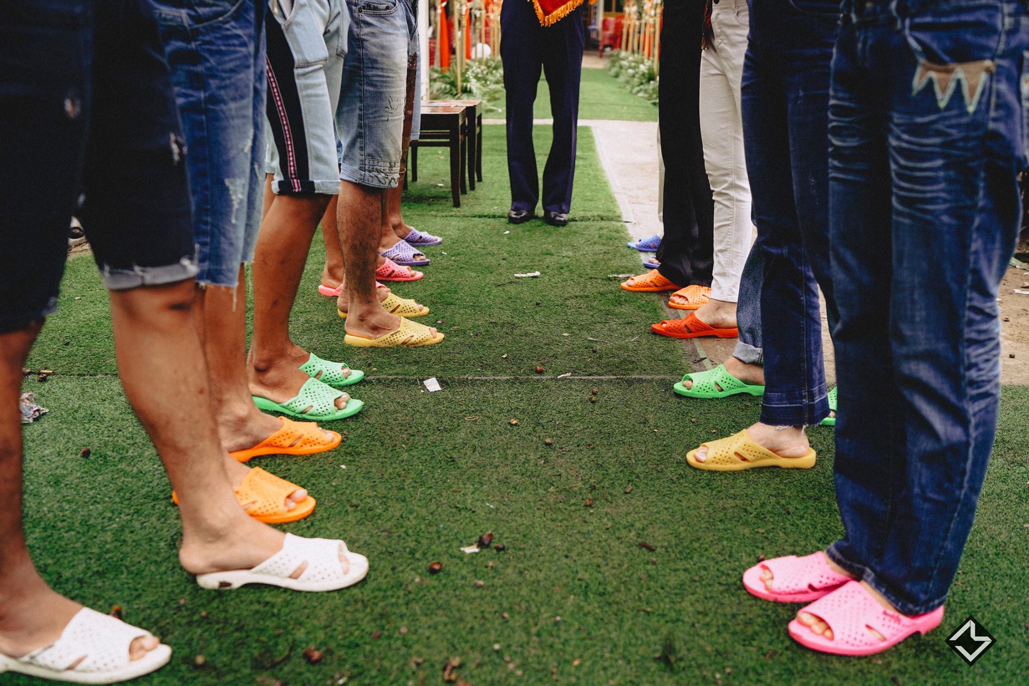 Hội bạn thân lầy lội mang dép tổ ong, diện quần áo thập niên 90 dự đám cưới concept không đụng hàng