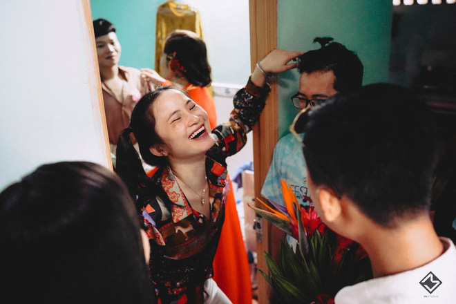 Hội bạn thân lầy lội mang dép tổ ong, diện quần áo thập niên 90 dự đám cưới concept không đụng hàng