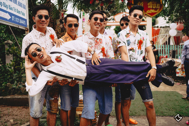 Hội bạn thân lầy lội mang dép tổ ong, diện quần áo thập niên 90 dự đám cưới concept không đụng hàng