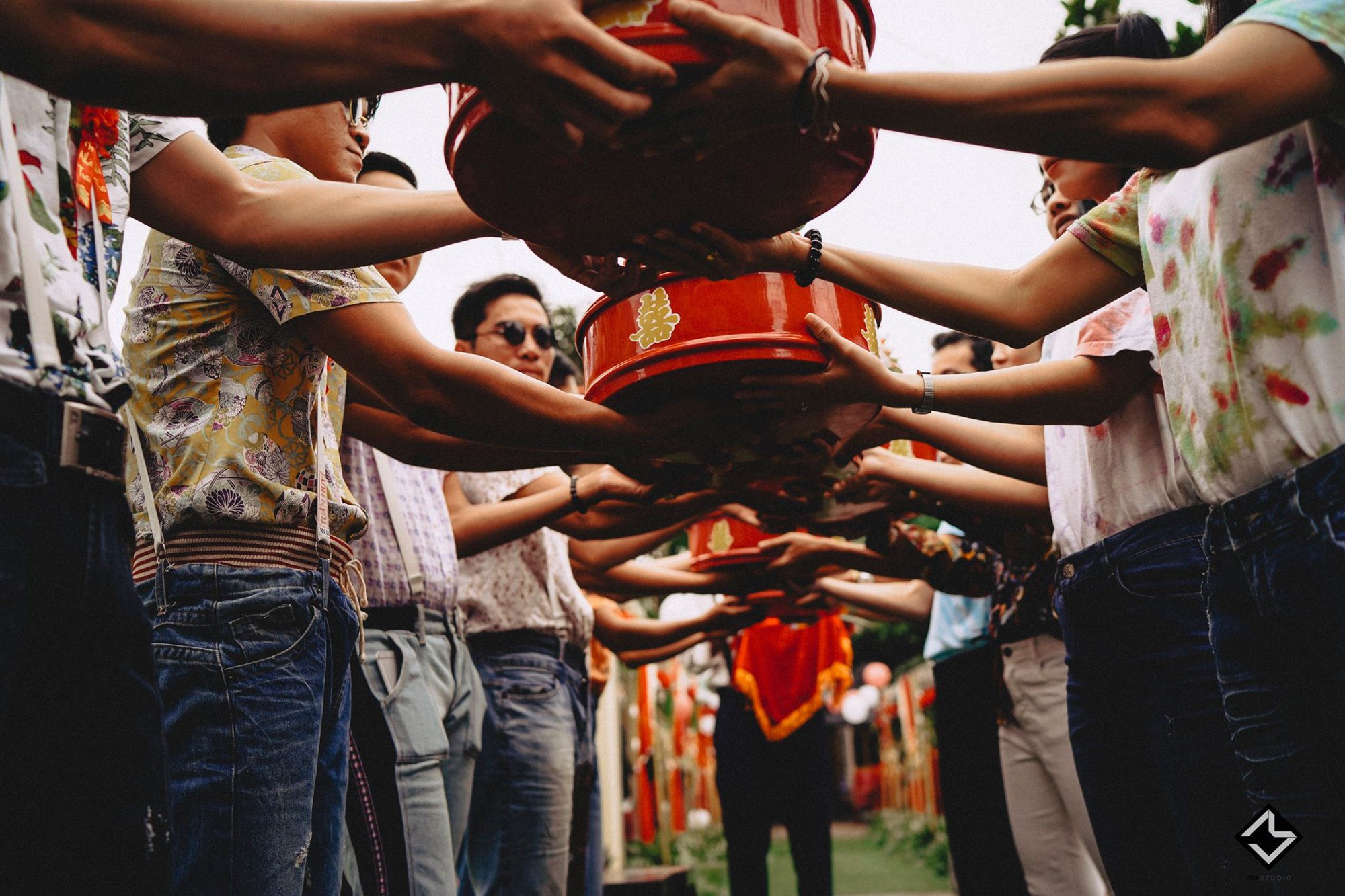 Hội bạn thân lầy lội mang dép tổ ong, diện quần áo thập niên 90 dự đám cưới concept không đụng hàng