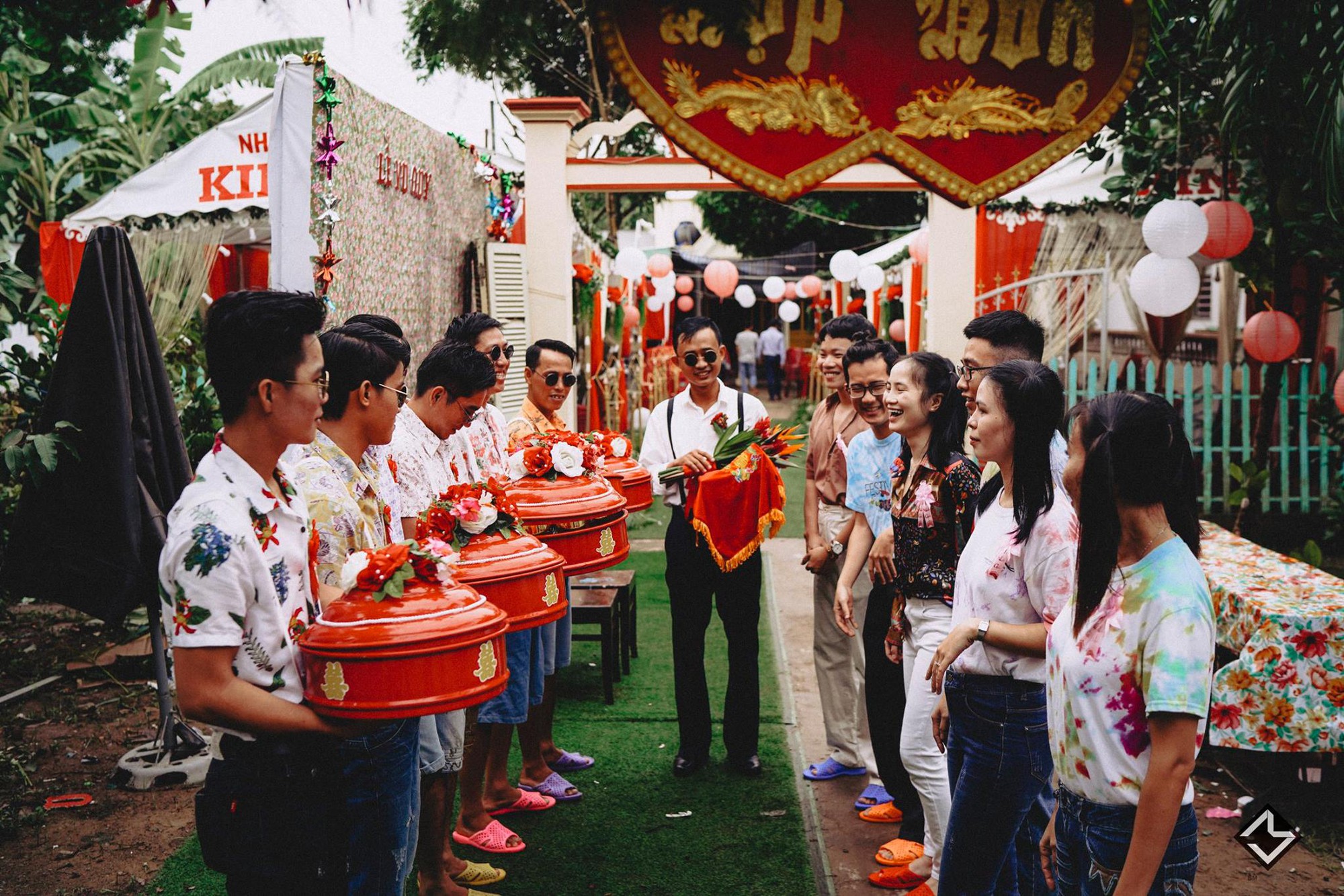 Hội bạn thân lầy lội mang dép tổ ong, diện quần áo thập niên 90 dự đám cưới concept không đụng hàng