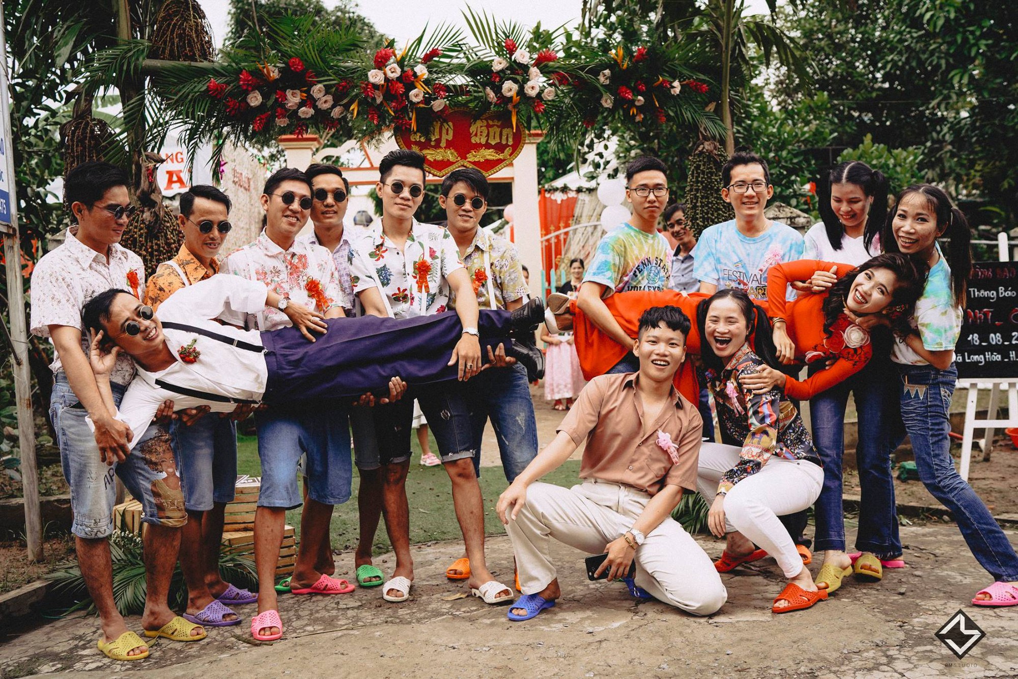 Hội bạn thân lầy lội mang dép tổ ong, diện quần áo thập niên 90 dự đám cưới concept không đụng hàng