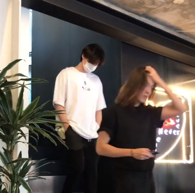 Kim Won Bin rủ bạn thân Lee Jong Suk sang Hawaii hẹn hò, dấy lên tin đồn đã chia tay Shin Min Ah