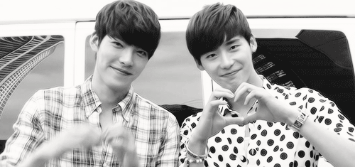 Kim Won Bin rủ bạn thân Lee Jong Suk sang Hawaii hẹn hò, dấy lên tin đồn đã chia tay Shin Min Ah