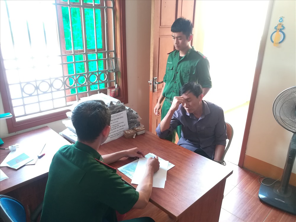 Nghệ An: Bắt đối tượng vận chuyển lượng lớn thuốc nổ bằng xe máy