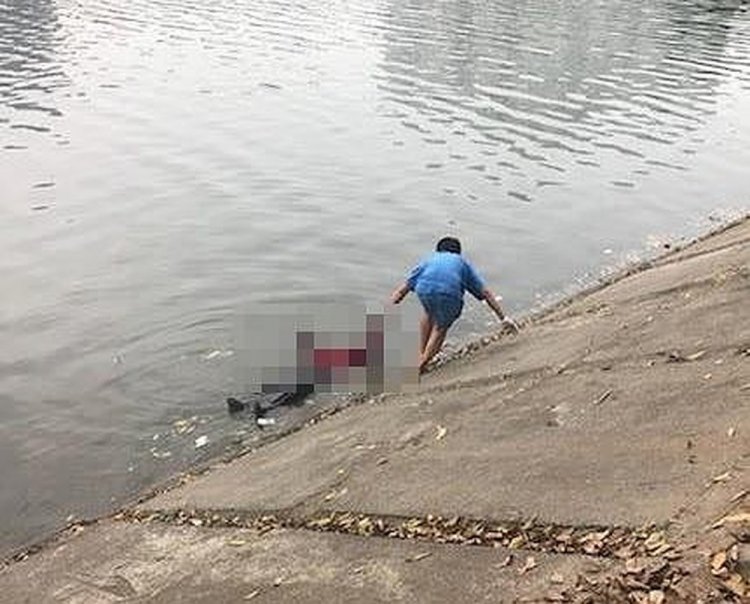 Con trai phát hiện bố tử vong bất thường dưới hồ nước, xe máy đã bị mất