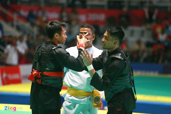 Trọng tài xử ép, võ sĩ Malaysia bỏ cuộc ở chung kết pencak silat