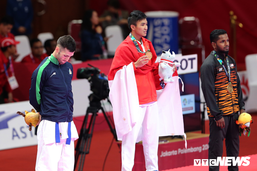 Bị xử ép, võ sĩ Iran cởi huy chương bỏ về, không thèm chụp ảnh lưu niệm