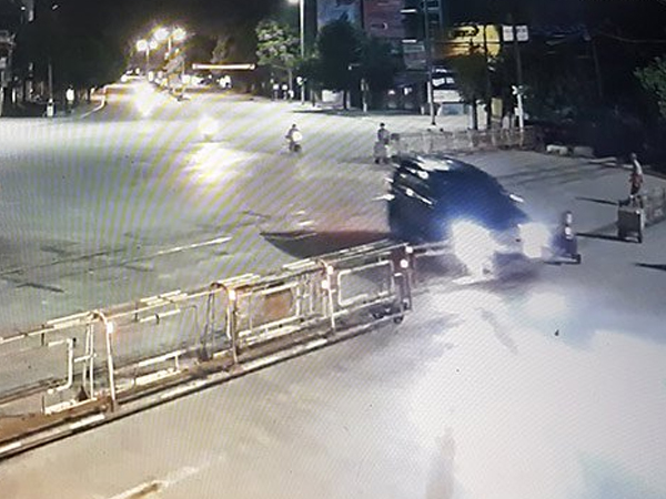 Thêm xế hộp Thanh Hóa lao như điên, húc tung gác chắn