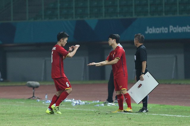 Vì sao Xuân Trường ngồi dự bị ở trận Việt Nam - Syria?