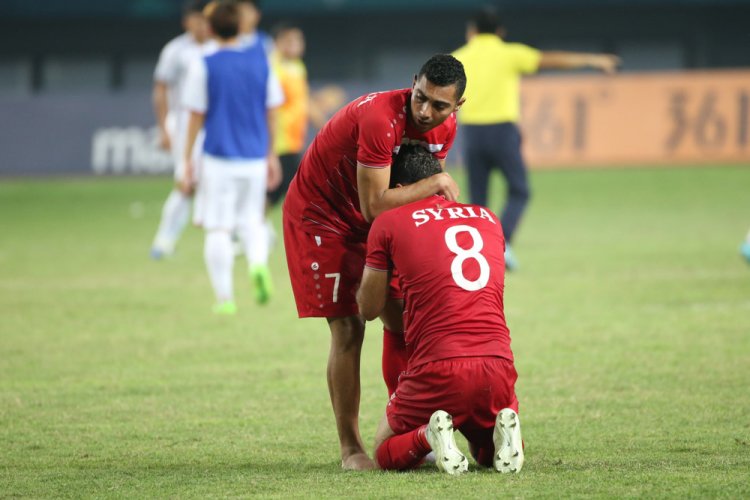 Áo đấu không có tên cầu thủ, chỉ in SYRIA và nỗi đau in hằn lên sân bóng