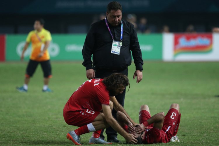 Áo đấu không có tên cầu thủ, chỉ in SYRIA và nỗi đau in hằn lên sân bóng