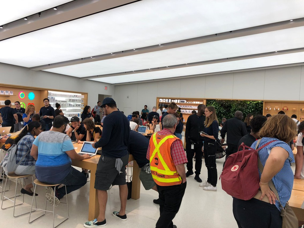 Apple thâu iPhone cũ giá 290 USD trong 30 phút