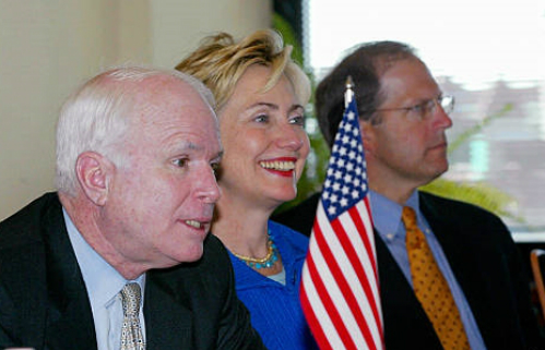 Cuộc thi uống rượu giữa John McCain và Hillary Clinton 14 năm trước