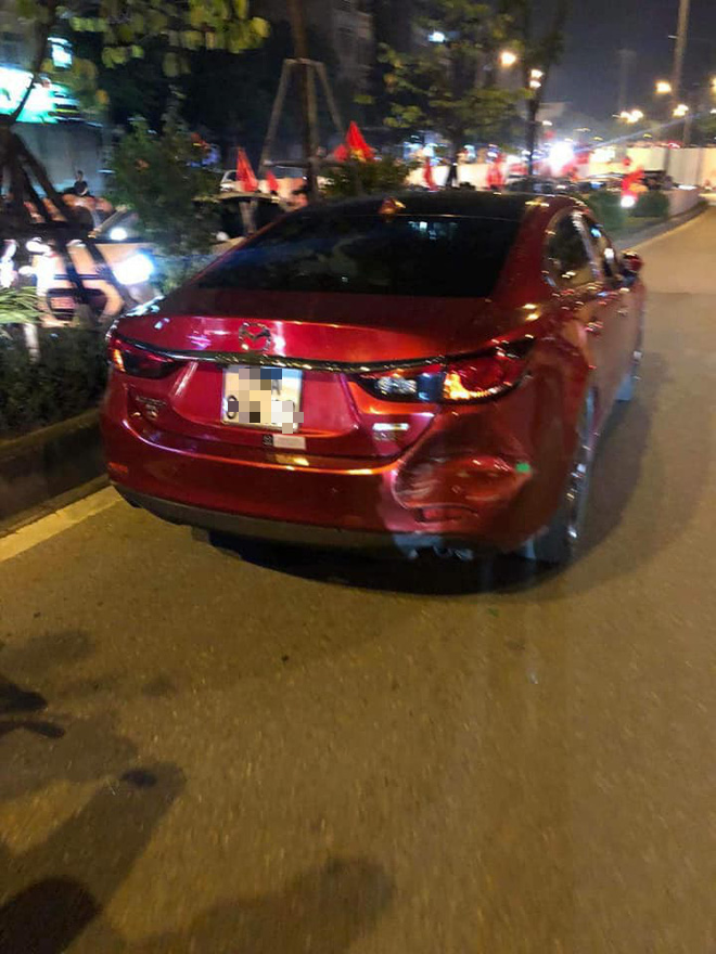 Clip: Thanh niên chở bạn gái bốc đầu xe máy mừng đội nhà thắng tứ kết ASIAD rồi ngã sấp mặt giữa đường Clip: Thanh niên chở bạn gái bốc đầu xe máy mừng đội nhà thắng tứ kết ASIAD rồi ngã sấp mặt giữa đường