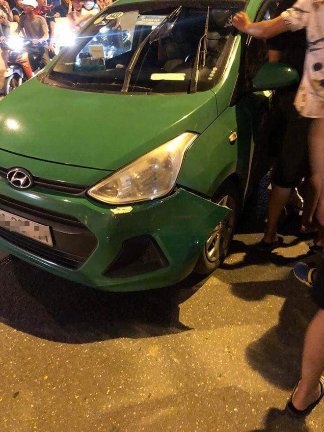 Clip: Thanh niên chở bạn gái bốc đầu xe máy mừng đội nhà thắng tứ kết ASIAD rồi ngã sấp mặt giữa đường Clip: Thanh niên chở bạn gái bốc đầu xe máy mừng đội nhà thắng tứ kết ASIAD rồi ngã sấp mặt giữa đường