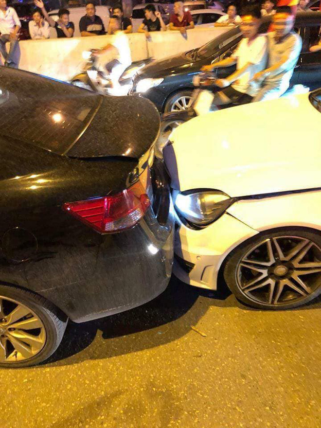 Clip: Thanh niên chở bạn gái bốc đầu xe máy mừng đội nhà thắng tứ kết ASIAD rồi ngã sấp mặt giữa đường Clip: Thanh niên chở bạn gái bốc đầu xe máy mừng đội nhà thắng tứ kết ASIAD rồi ngã sấp mặt giữa đường