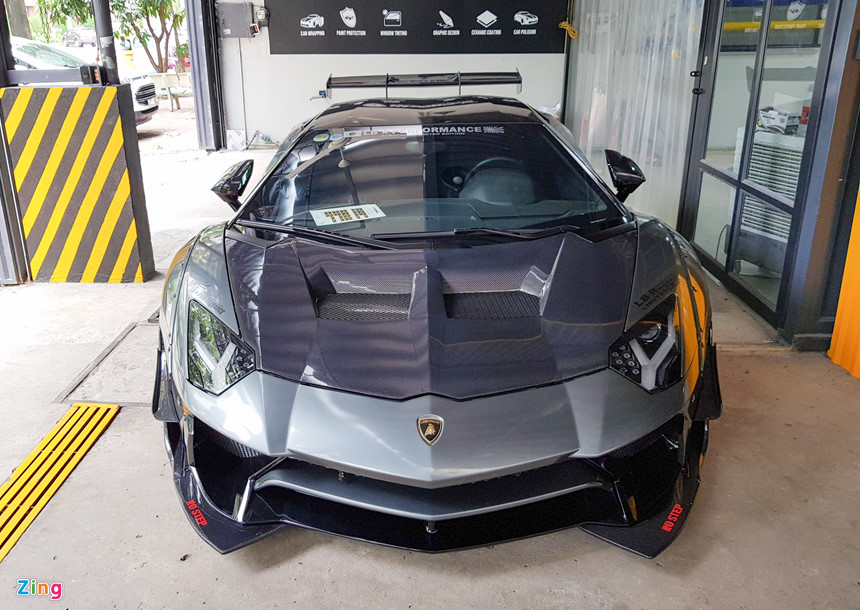 Siêu xe Lamborghini Aventador độ thân rộng chính hãng đầu tiên Việt Nam